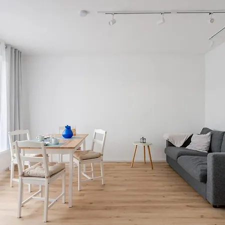 Zentrales Eden - 1 Min Zum Hbf - Ideal Fuer Trips Nach Koeln, Duesseldorf, Wuppertal, Messe - Balkon, Kueche, 2 Zimmer, Renoviert 2025 * Solingen