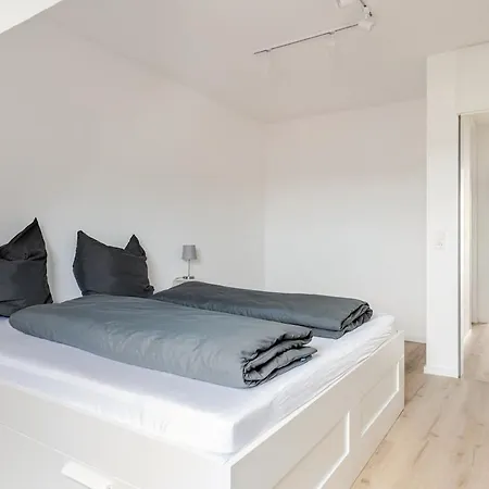 Zentrales Eden - 1 Min Zum Hbf - Ideal Fuer Trips Nach Koeln, Duesseldorf, Wuppertal, Messe - Balkon, Kueche, 2 Zimmer, Renoviert 2025 *