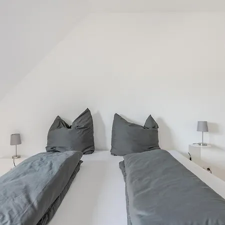 Zentrales Eden - 1 Min Zum Hbf - Ideal Fuer Trips Nach Koeln, Duesseldorf, Wuppertal, Messe - Balkon, Kueche, 2 Zimmer, Renoviert 2025 Appartement Solingen