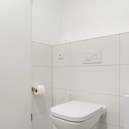 Zentrales Eden - 1 Min Zum Hbf - Ideal Fuer Trips Nach Koeln, Duesseldorf, Wuppertal, Messe - Balkon, Kueche, 2 Zimmer, Renoviert 2025 * Solingen