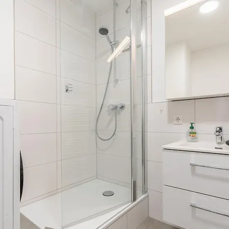 Zentrales Eden - 1 Min Zum Hbf - Ideal Fuer Trips Nach Koeln, Duesseldorf, Wuppertal, Messe - Balkon, Kueche, 2 Zimmer, Renoviert 2025 Apartamento Solingen