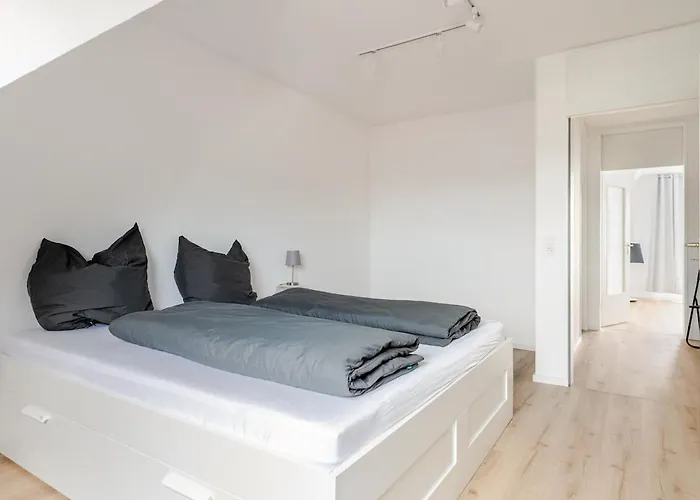 Zentrales Eden - 1 Min Zum Hbf - Ideal Fuer Trips Nach Koeln, Duesseldorf, Wuppertal, Messe - Balkon, Kueche, 2 Zimmer, Renoviert 2025 *