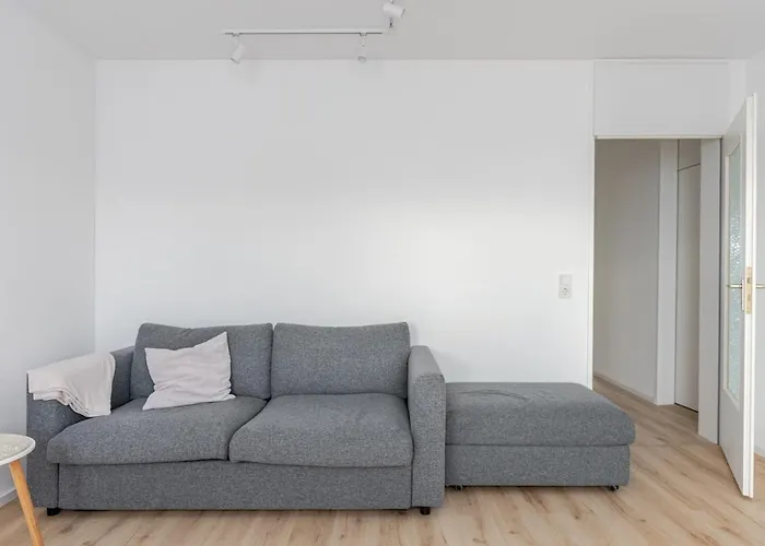 Zentrales Eden - 1 Min Zum Hbf - Ideal Fuer Trips Nach Koeln, Duesseldorf, Wuppertal, Messe - Balkon, Kueche, 2 Zimmer, Renoviert 2025 *