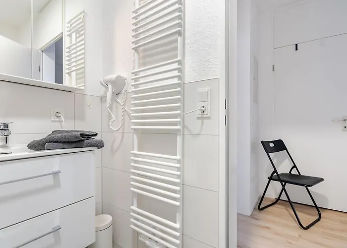 Appartement Zentrales Eden - 1 Min Zum Hbf - Ideal Fuer Trips Nach Koeln, Duesseldorf, Wuppertal, Messe - Balkon, Kueche, 2 Zimmer, Renoviert 2025 Solingen