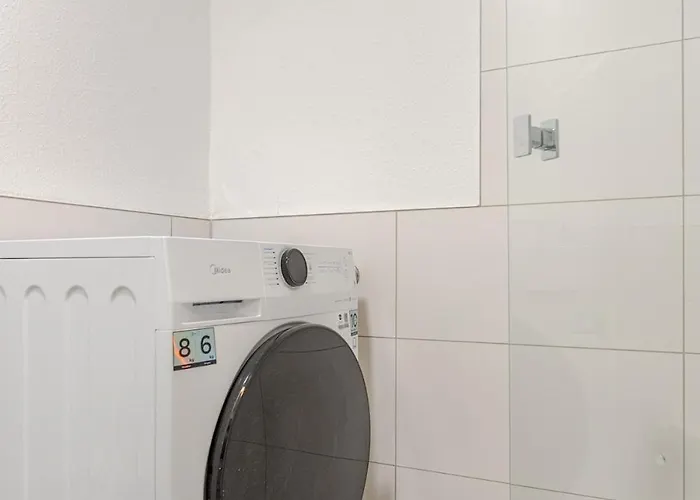 Zentrales Eden - 1 Min Zum Hbf - Ideal Fuer Trips Nach Koeln, Duesseldorf, Wuppertal, Messe - Balkon, Kueche, 2 Zimmer, Renoviert 2025 *