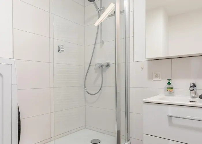 Zentrales Eden - 1 Min Zum Hbf - Ideal Fuer Trips Nach Koeln, Duesseldorf, Wuppertal, Messe - Balkon, Kueche, 2 Zimmer, Renoviert 2025 *